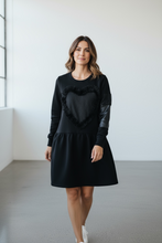 Učitaj fotografiju u galeriju , Crna haljina sa kožnim detaljima
