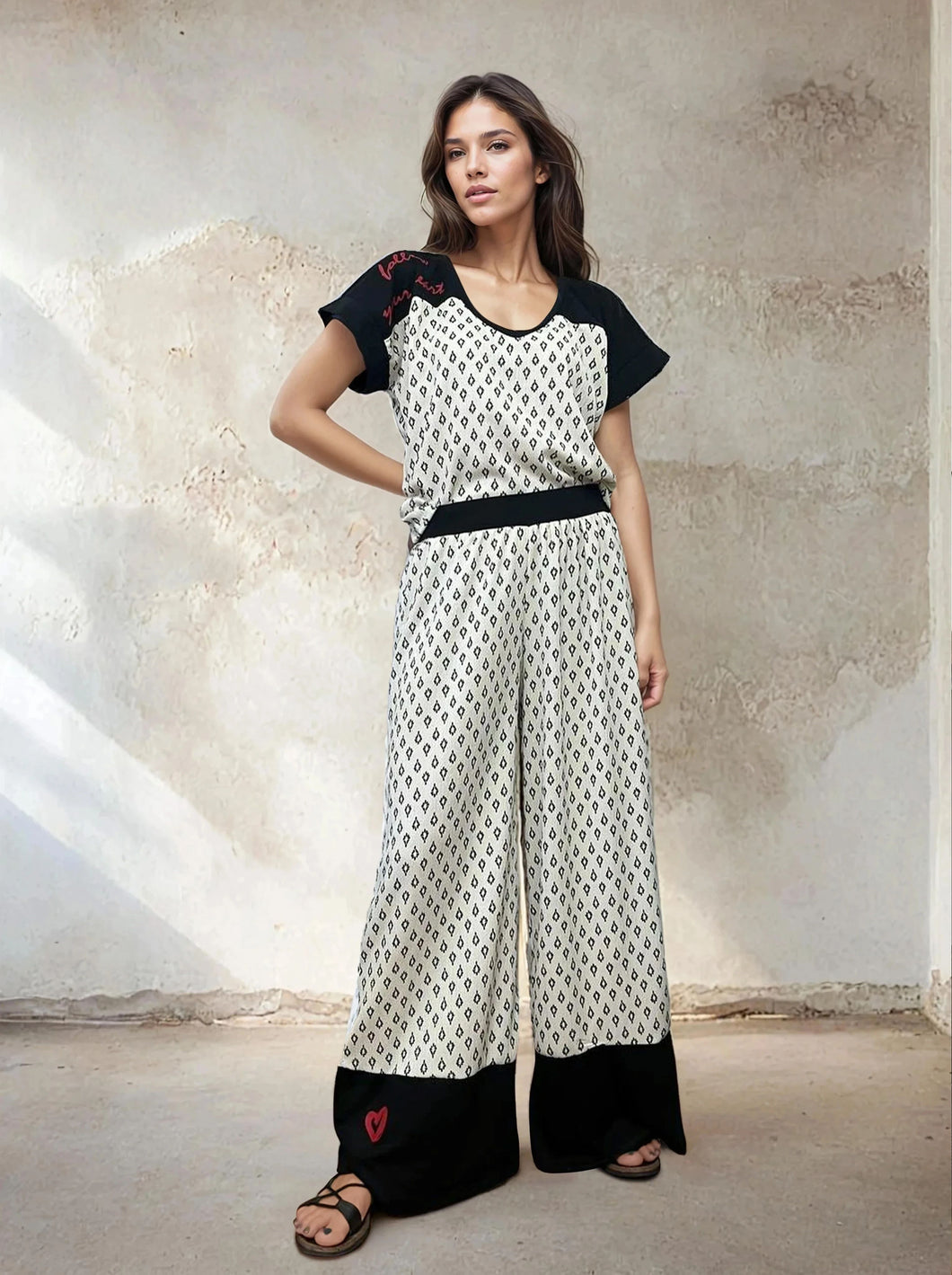 Komplet pantalone na gumu i majica